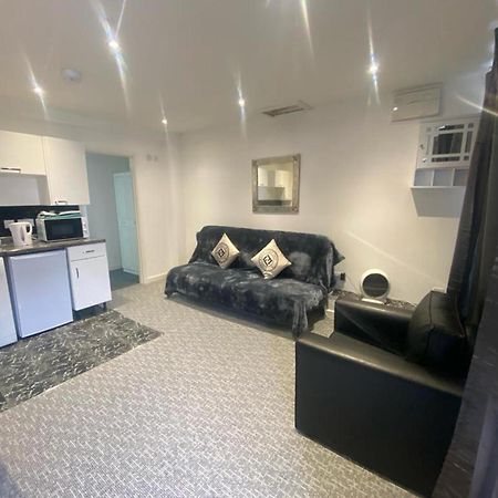 Beautiful 3-Bed Apartment In Мертир-Тидвилл Экстерьер фото