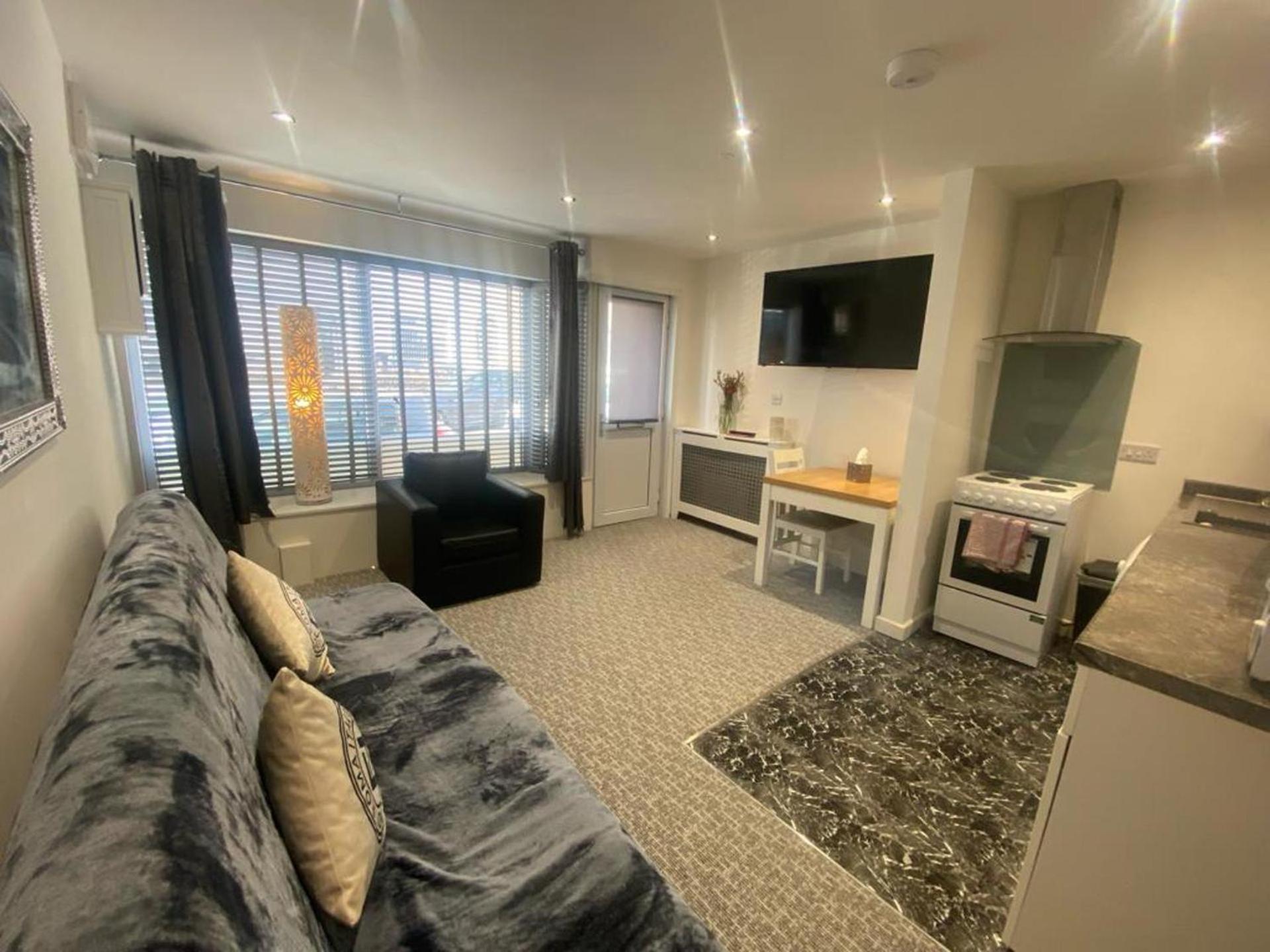 Beautiful 3-Bed Apartment In Мертир-Тидвилл Экстерьер фото